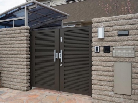 Fabrication de portails sur mesure, alliant tradition et modernit&eacute;