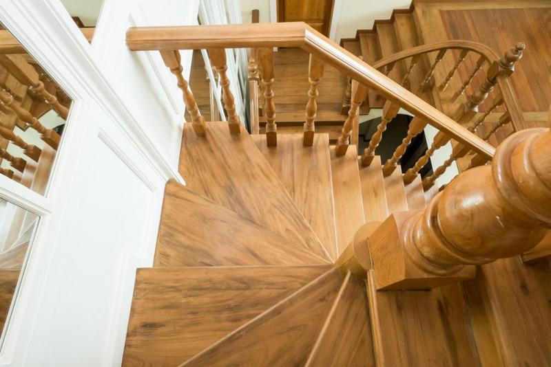 Pose d'escalier en bois : garantir s&eacute;curit&eacute; et durabilit&eacute;